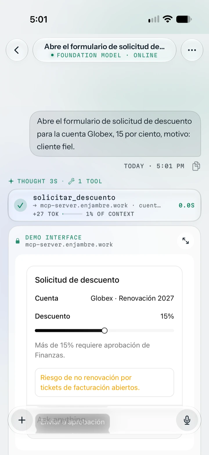 An MCP app inside the chat: after the model calls the solicitar_descuento tool, a discount request form for the account Globex shows a 15% discount slider and a risk warning. (Paper theme)